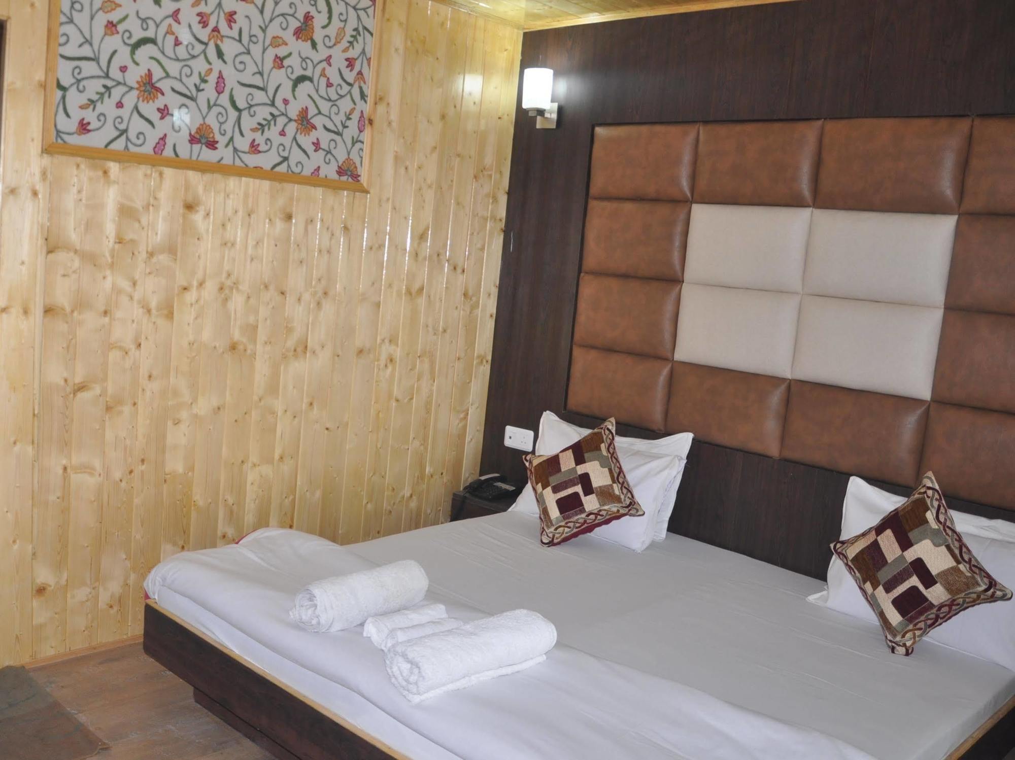 Hotel Azad Durgjan Εξωτερικό φωτογραφία